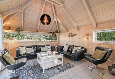 Kenny - 1.2Km from the Sea: Design Intérieur, Meubles, Bois, Plafond, Canapé, Sol, Salon, Luminaire, Sol, Pièce