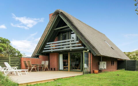 Tofi - 400M from the Sea: Domicile, Chalet, Porche, Dur, Siding, Plate-Forme, Ombre, Planche, Biens, Batiments Jardin