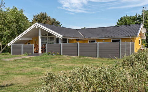 Euphemia - 900M from the Sea: Toit, Maison, Domicile, Chalet, Siding, Biens, Allée, Batiments Jardin, Cour, Cabanon