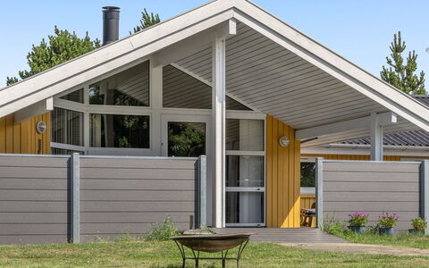 Euphemia - 900M from the Sea: Toit, Maison, Domicile, Chalet, Siding, Biens, Allée, Batiments Jardin, Cour, Cabanon