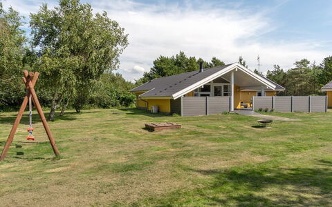 Euphemia - 900M from the Sea: Toit, Maison, Domicile, Chalet, Siding, Biens, Allée, Batiments Jardin, Cour, Cabanon
