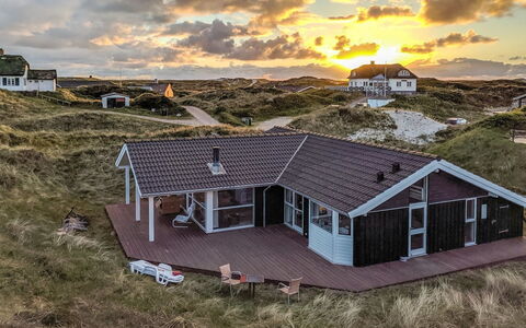 Asvalde - 150M from the Sea: Toit, Maison, Domicile, Chalet, Siding, Biens, Allée, Batiments Jardin, Cour, Cabanon