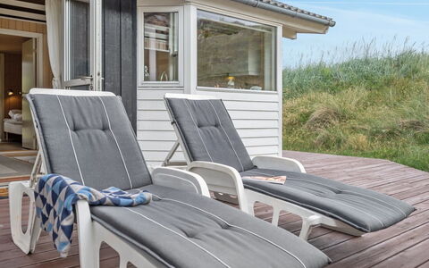 Asvalde - 150M from the Sea: Toit, Maison, Domicile, Chalet, Siding, Biens, Allée, Batiments Jardin, Cour, Cabanon
