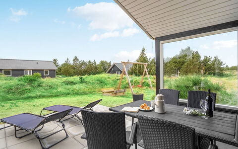 Soili - 1.2Km from the Sea: Domicile, Chalet, Porche, Dur, Siding, Plate-Forme, Ombre, Planche, Biens, Batiments Jardin