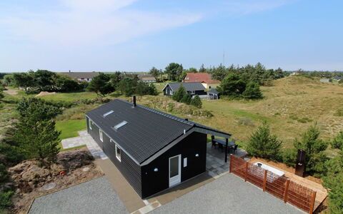 Soili - 1.2Km from the Sea: Toit, Maison, Domicile, Chalet, Porte, Siding, Plate-Forme, Porche, Planche, Dur