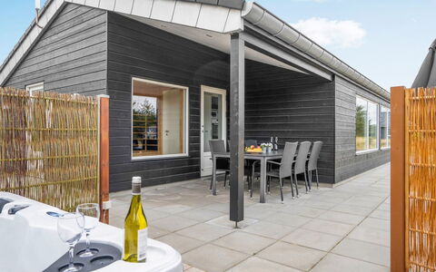 Soili - 1.2Km from the Sea: Toit, Maison, Domicile, Chalet, Porte, Siding, Plate-Forme, Porche, Planche, Dur