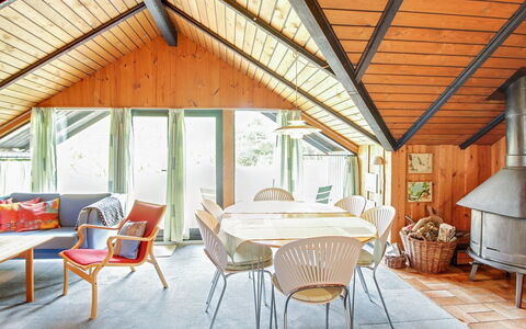 Anka - 2Km from the Sea: Végétation, Arbuste, Printemps, Chalet, Jardin, Ombre, Arrière-Cour, Cour, Chaise
