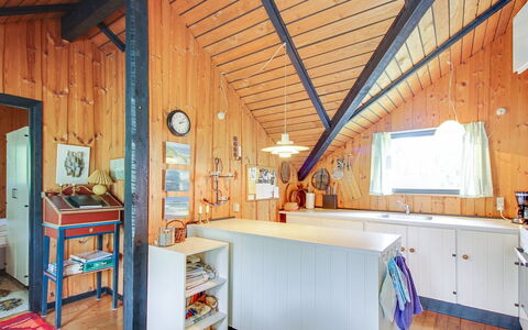 Anka - 2Km from the Sea: Végétation, Arbuste, Printemps, Chalet, Jardin, Ombre, Arrière-Cour, Cour, Chaise