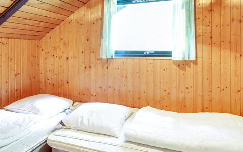 Anka - 2Km from the Sea: Végétation, Arbuste, Printemps, Chalet, Jardin, Ombre, Arrière-Cour, Cour, Chaise