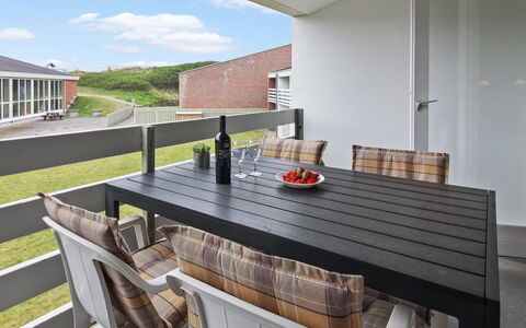 Thoni - 200M from the Sea: Toit, Chalet, Domicile, Ombre, Siding, Ferme, Porche, Structure En Plein Air, Batiments Jardin