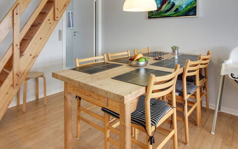 Thoni - 200M from the Sea: Toit, Chalet, Domicile, Ombre, Siding, Ferme, Porche, Structure En Plein Air, Batiments Jardin