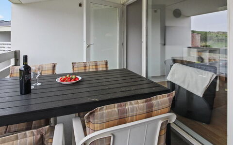 Thoni - 200M from the Sea: Toit, Chalet, Domicile, Ombre, Siding, Ferme, Porche, Structure En Plein Air, Batiments Jardin