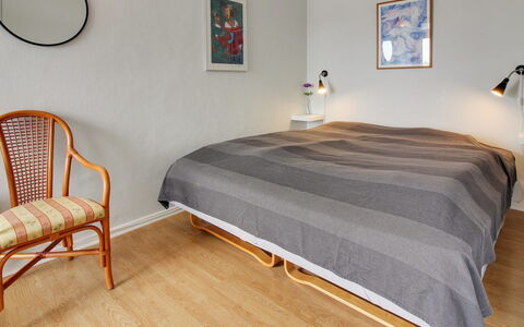 Thoni - 200M from the Sea: Meubles, Lit, Design Intérieur, Sol, Sol, Chambre, Mur, Bois, Drap De Lit, Pièce