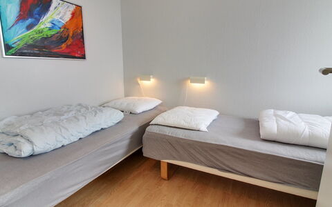 Thoni - 200M from the Sea: Lit, Chambre, Sol, Drap De Lit, Literie, Sol, Bois, Design Intérieur, Pièce, Cadre De Lit