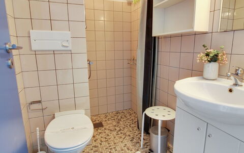 Thoni - 200M from the Sea: Salle De Bains, Lavabo, Siège De Toilette, Luminaire Plomberie, Toilette, Sol, Design Intérieur, Sol, Évier, Robinet
