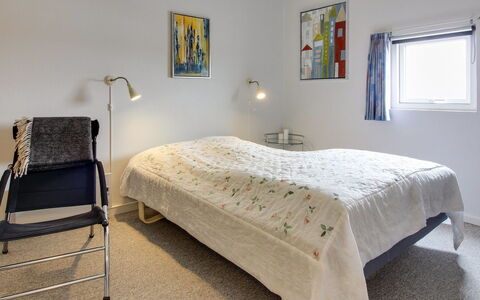 Thoni - 200M from the Sea: Meubles, Lit, Design Intérieur, Sol, Sol, Chambre, Mur, Plafond, Drap De Lit, Bois