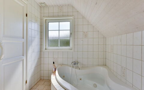Pasi - 1.2Km from the Sea: Luminaire Plomberie, Salle De Bains, Baignoire, Sol, Plafond, Sol, Plomberie, Composite, Tuile, Robinet