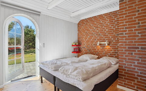Pasi - 1.2Km from the Sea: Chambre, Bois, Lit, Literie, Plafond, Drap De Lit, Cadre De Lit, Design Intérieur, Sol, Brique