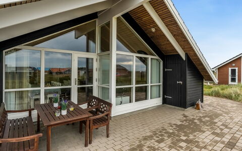 Sochyeta - 150M from the Sea: Toit, Maison, Domicile, Chalet, Siding, Biens, Allée, Batiments Jardin, Cour, Cabanon
