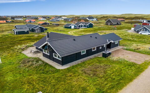Sochyeta - 150M from the Sea: Toit, Maison, Domicile, Chalet, Siding, Biens, Allée, Batiments Jardin, Cour, Cabanon