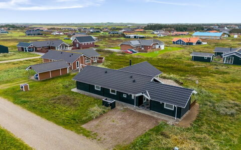 Sochyeta - 150M from the Sea: Toit, Maison, Domicile, Chalet, Siding, Biens, Allée, Batiments Jardin, Cour, Cabanon