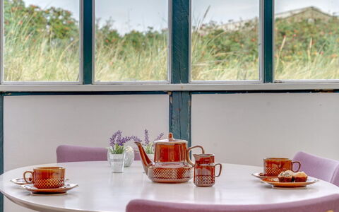 Stener - 250M from the Sea: Meubles, Vaisselle, Design Intérieur, Table, Serveware, Rose, Porcelaine, Salle À Manger, Vaisselle, Table Cuisine Et Salle A Manger