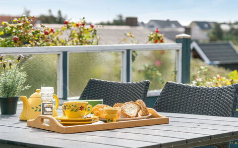 Stener - 250M from the Sea: Meubles, Table, Mobilier De Jardin, Chaise, Tableau De Plein Air, Pot De Fleur, Aliments, Table Cuisine Et Salle A Manger, Fruit, Plante D'Appartement