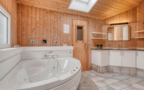 Heggi - 900M from the Sea: Luminaire Plomberie, Bois, Sol, Design Intérieur, Plafond, Sol, Baignoire, Salle De Bains, Plomberie, Pièce