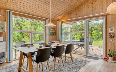 Heggi - 900M from the Sea: Bois, Parquet, Sol, Domicile, Dur, Table Cuisine Et Salle A Manger, Tache De Bois, Salle À Manger, Planche, Chalet