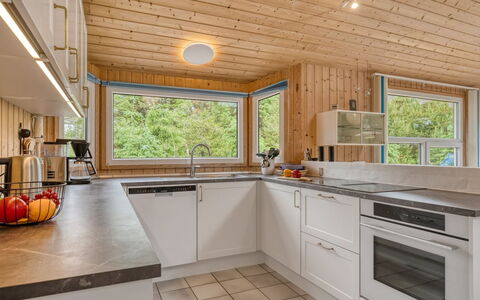 Heggi - 900M from the Sea: Cuisine, Comptoir, Design Intérieur, Sol, Appareil De Cuisine, Bois, Plafond, Principaux Appliance, Cabinetry, Sol
