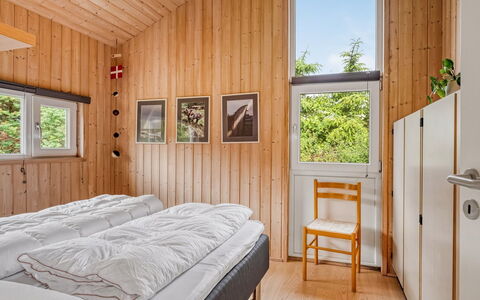 Heggi - 900M from the Sea: Bois, Design Intérieur, Chambre, Domicile, Sol, Dur, Plafond, Lit, Tache De Bois, Porte