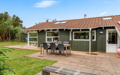 Heggi - 900M from the Sea: Bois, Domicile, Maison, Toit, Chalet, Architecture, Lot Terre, Siding, Porte, Porche