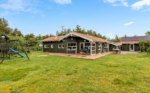 Heggi - 900M from the Sea: Bâtiment, Maison, Domicile, Chalet, Toit, Zone Rurale, Biens, Ferme, Pelouse, Cour