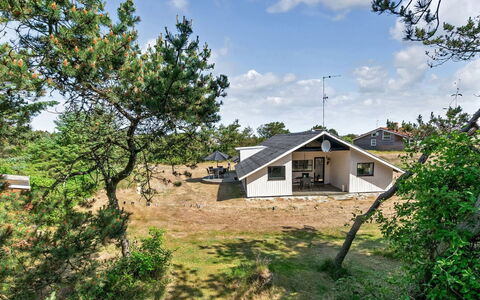 Suncica - 700M from the Sea: Domicile, Zone Résidentielle, Maison, Chalet, Toit, Lot Terre, Siding, Jardin, Biens, Pelouse