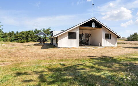 Suncica - 700M from the Sea: Domicile, Zone Résidentielle, Maison, Chalet, Toit, Lot Terre, Siding, Jardin, Biens, Pelouse