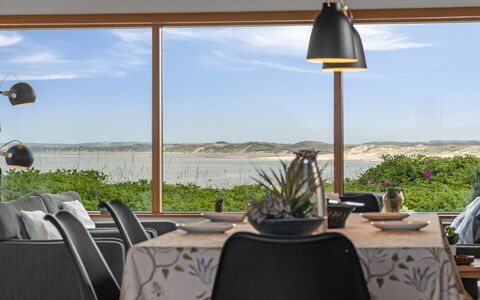 Legolas - 50M from the Sea: Design Intérieur, Meubles, Éclairage, Salle À Manger, Luminaire, Plafond, Domicile, Table Cuisine Et Salle A Manger, Chaise, Pièce
