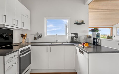 Legolas - 50M from the Sea: Cuisine, Appareil De Cuisine, Comptoir, Principaux Appliance, Sol, Design Intérieur, Bois, Électroménager, Cabinetry, Plafond