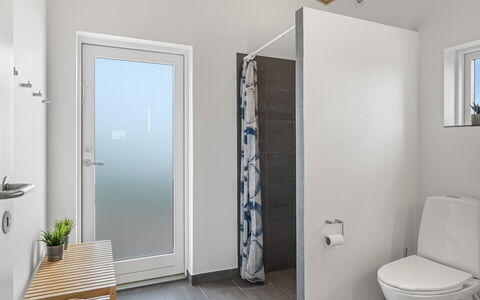 Legolas - 50M from the Sea: Sol, Sol, Luminaire Plomberie, Salle De Bains, Design Intérieur, Bois, Toilette, Siège De Toilette, Plomberie, Pièce