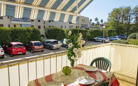 Les Bermudes: Roue, Table, Plante, Voiture, Propriété, Meubles, Bâtiment, Véhicule, Ciel