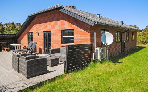 Duco - 300M from the Sea: Toit, Maison, Domicile, Chalet, Porte, Siding, Plate-Forme, Porche, Planche, Dur