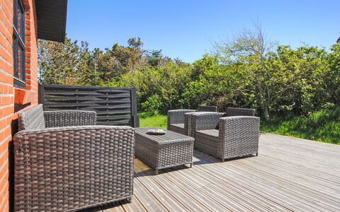 Duco - 300M from the Sea: Toit, Maison, Domicile, Chalet, Porte, Siding, Plate-Forme, Porche, Planche, Dur