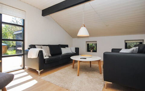 Duco - 300M from the Sea: Toit, Maison, Domicile, Chalet, Porte, Siding, Plate-Forme, Porche, Planche, Dur