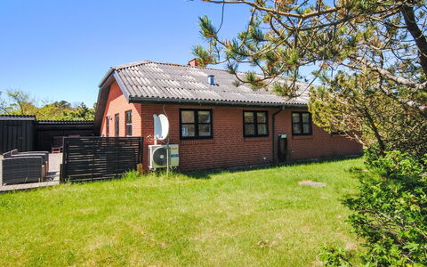 Duco - 300M from the Sea: Toit, Maison, Domicile, Chalet, Porte, Siding, Plate-Forme, Porche, Planche, Dur