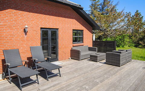 Duco - 300M from the Sea: Toit, Maison, Domicile, Chalet, Porte, Siding, Plate-Forme, Porche, Planche, Dur