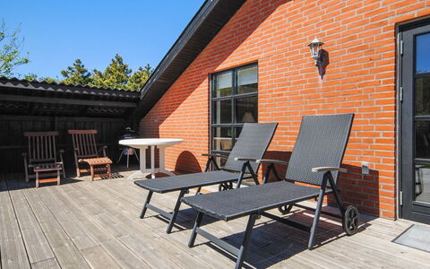 Duco - 300M from the Sea: Toit, Maison, Domicile, Chalet, Porte, Siding, Plate-Forme, Porche, Planche, Dur