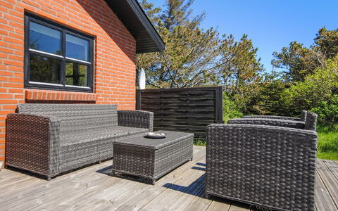 Duco - 300M from the Sea: Toit, Maison, Domicile, Chalet, Porte, Siding, Plate-Forme, Porche, Planche, Dur