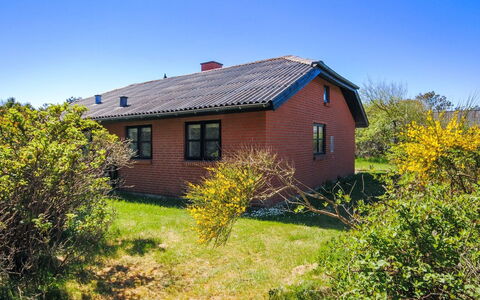 Duco - 300M from the Sea: Toit, Maison, Domicile, Chalet, Porte, Siding, Plate-Forme, Porche, Planche, Dur