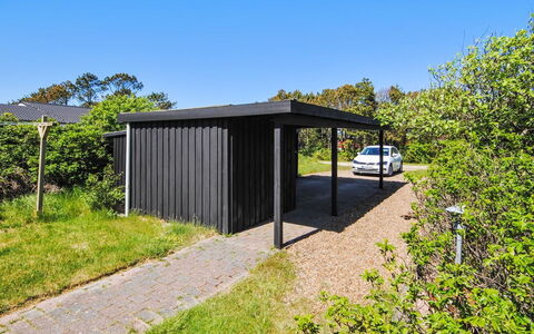 Duco - 300M from the Sea: Toit, Maison, Domicile, Chalet, Porte, Siding, Plate-Forme, Porche, Planche, Dur