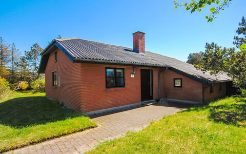 Duco - 300M from the Sea: Toit, Maison, Domicile, Chalet, Porte, Siding, Plate-Forme, Porche, Planche, Dur