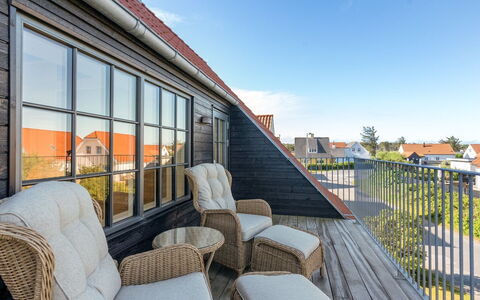 Shiva - 300M from the Sea: Toit, Domicile, Porte, Chalet, Ombre, Siding, Cour, Biens, Arrière-Cour